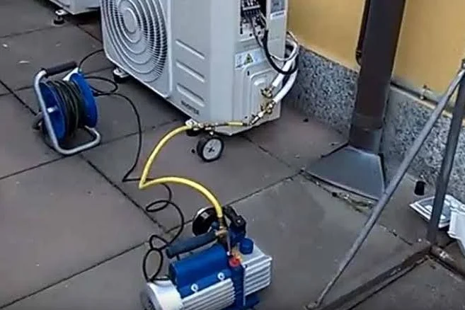 Pompa del vuoto collegata al climatizzatore durante la manutenzione