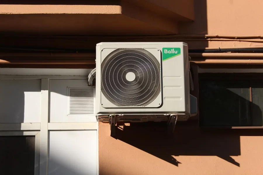 Unità esterna di un climatizzatore installata sulla facciata di una casa